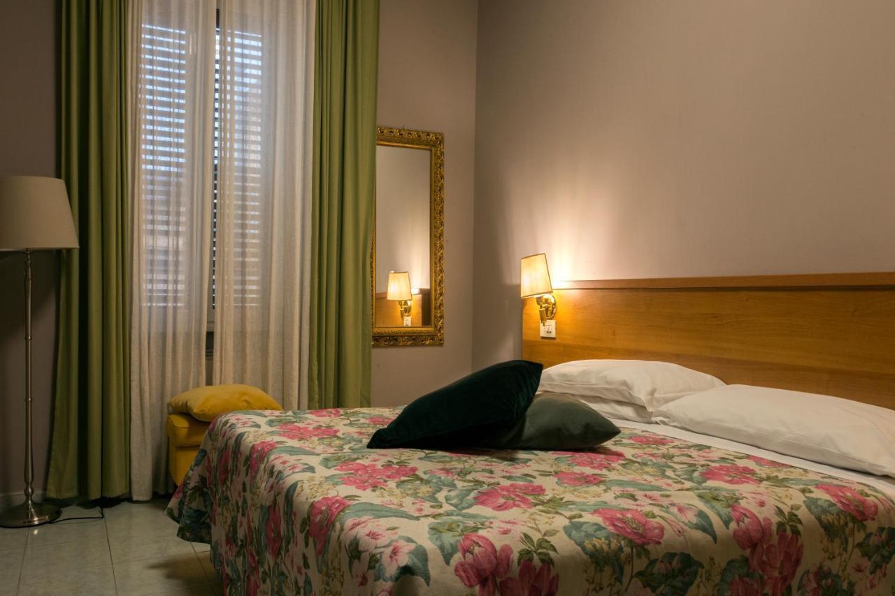 Hoteli Rome Bagian luar foto